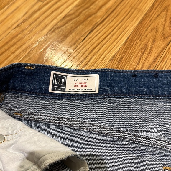 Gap 4” High Rise Shorts - Picture 2 of 3